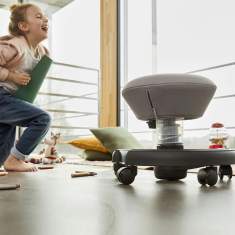 Ergonomischer Hocker auf Rollen Kinderhocker aeris swoppster